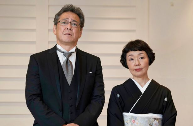 和の結婚式を見守る両親
