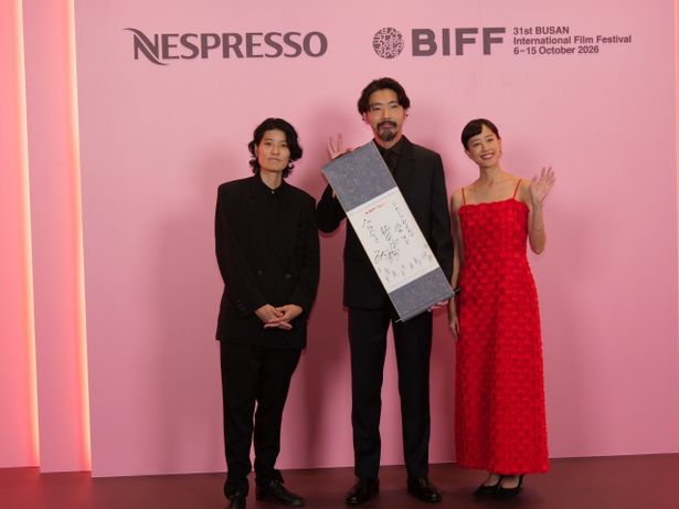 長澤まさみ演じる詩の顔パネルを手にした柄本佑、石橋静河、広瀬奈々子監督