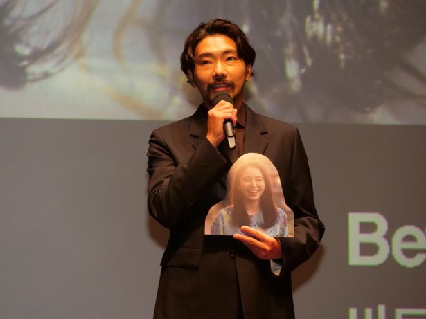 小島杜夫役の柄本佑