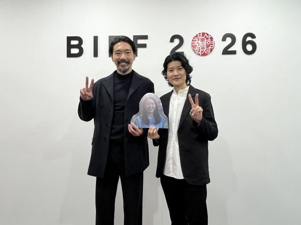 長澤まさみ演じる詩の顔パネルを手にした柄本佑と広瀬奈々子監督