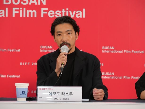 釜山国際映画祭公式記者会見での柄本佑