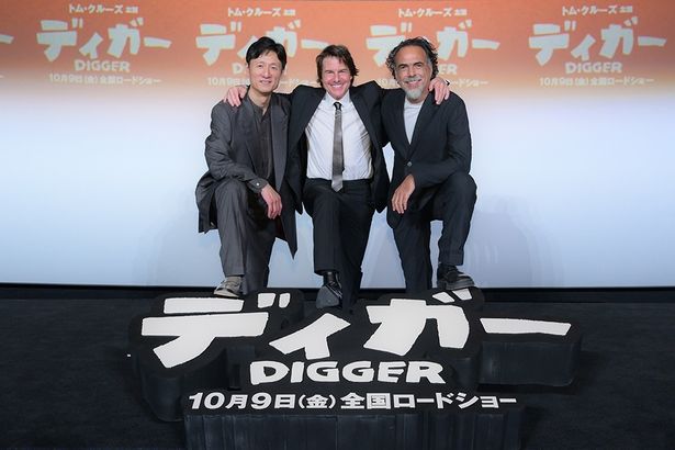 ジャパンプレミアの舞台挨拶にトム・クルーズと共に登壇したイニャリトゥ監督と李監督