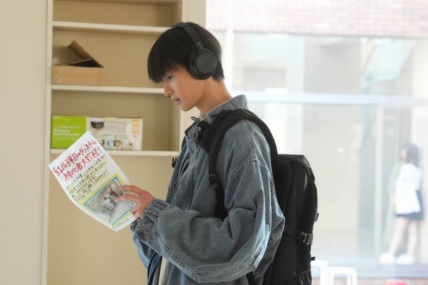 「TEAM ON」の部員募集チラシを見て考え込むカボ(JO)