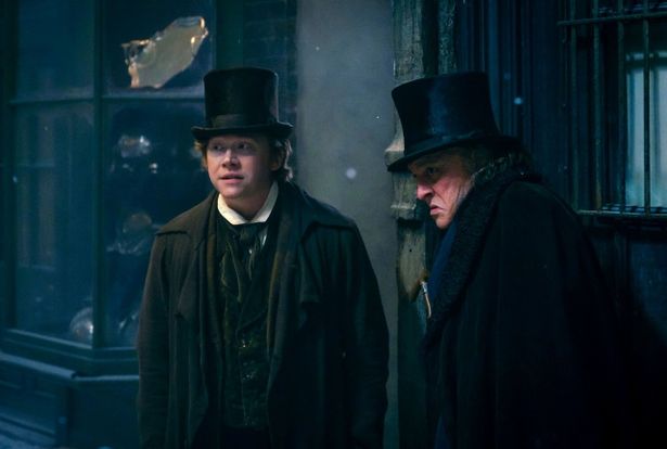 「ハリー・ポッター」シリーズのロン役でお馴染みのルパート・グリントが、スクルージの秘書ボブ・クラチット役！