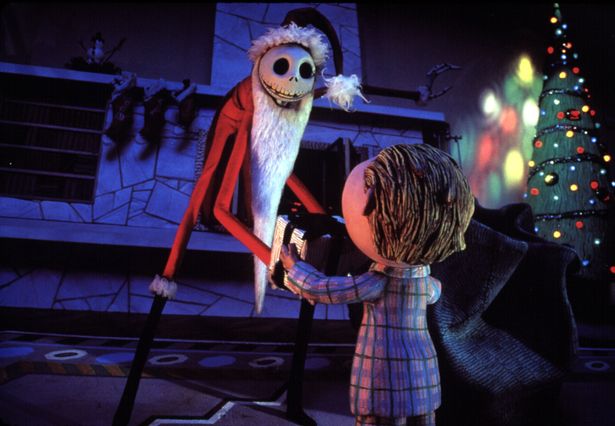 パンプキン・キングのジャックが、サンディ・クローズに代わって子どもたちにクリスマスプレゼントを贈ろうとするが…(『ナイトメアー・ビフォア・クリスマス』より)