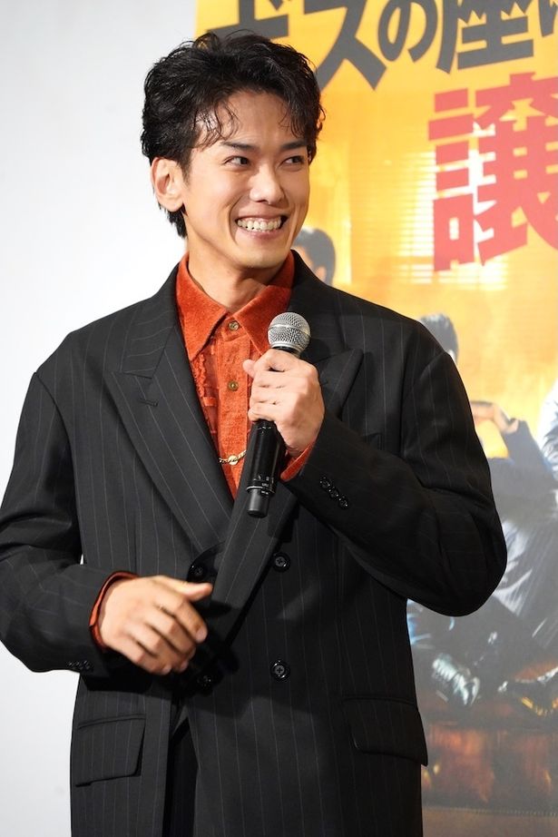 チョ・ウジン演じる⽣真⾯⽬なボスの本命候補のスンテ役のじん