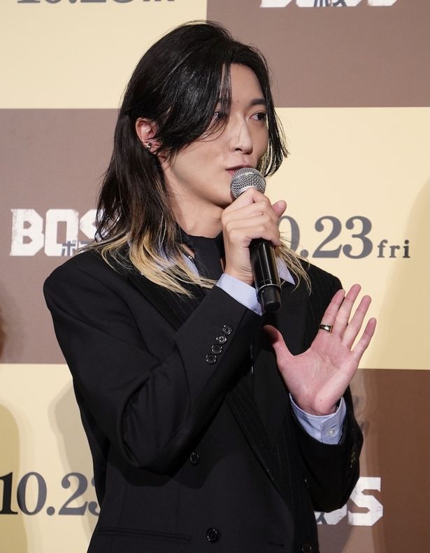 イ・ギュヒョン演じるストーリーを引っ掻き回す⾝元バレバレの潜⼊警官のテギュ役のサカイ Jr.