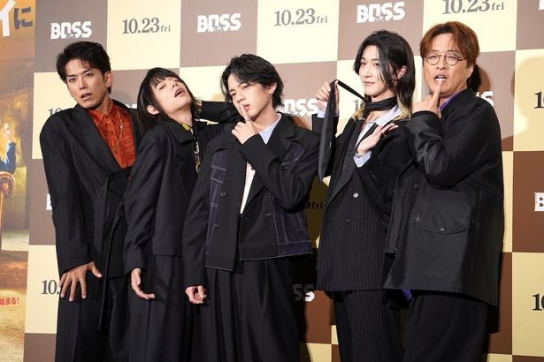 【写真を見る】モナキ＆酒井一圭が映画『BOSS／ボス』(10月23日公開)の吹替版完成披露プレミアで披露した「エロさ全開！」のポーズはこちら