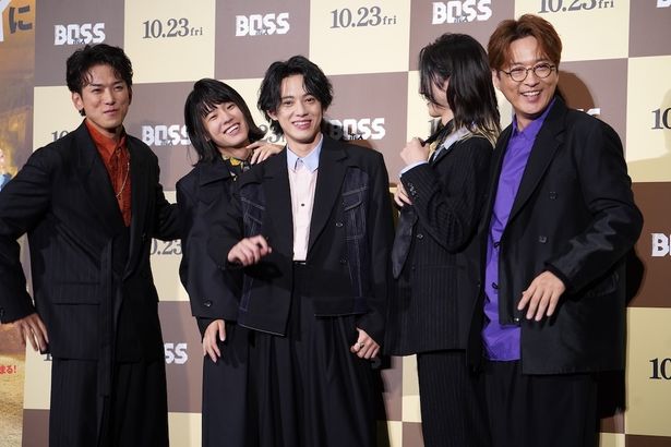 サービス精神旺盛で、ポーズを次々に考えるモナキ＆酒井一圭
