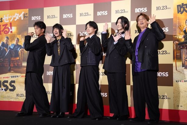 取材陣のリクエストに応え、様々なポーズを披露するモナキ＆酒井一圭
