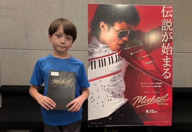 若き日のマイケルをウェンドランド浅田ジョージが演じる