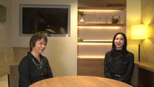 ファーストサマーウイカと、映画着想元の裁判原告である晴野まゆみとの初対談が実施
