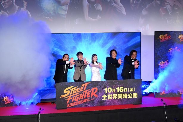 【写真を見る】会場大興奮！ド派手なスモークの演出のなか、波動拳ポーズで登場した後藤洋央紀、狩野英孝らゲストたち
