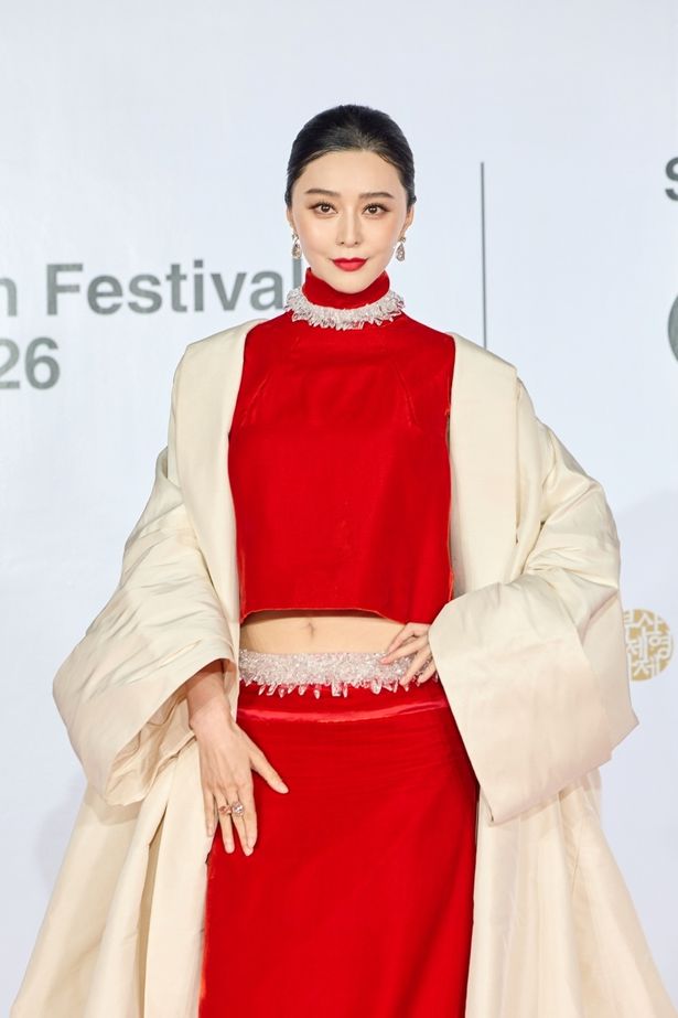 鮮やかな真紅のドレスで視線を集めたファン・ビンビン