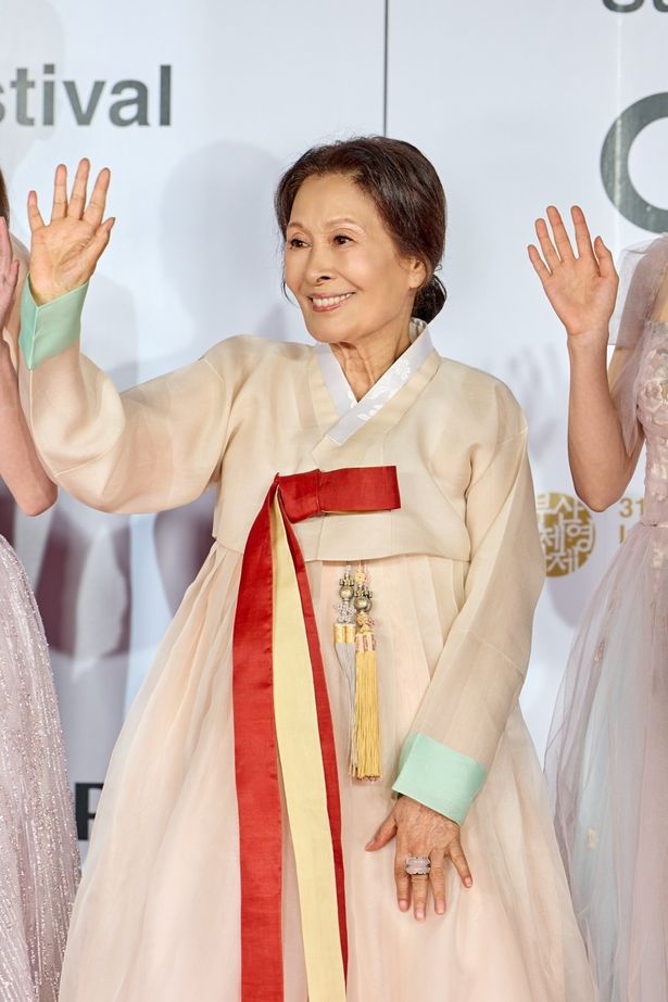 美しい韓服姿で登場したキム・ヘジャ