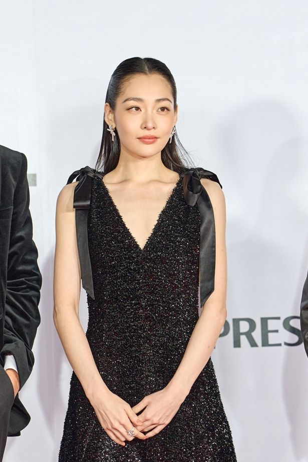 司会を務めたキム・ミンハの優雅な姿