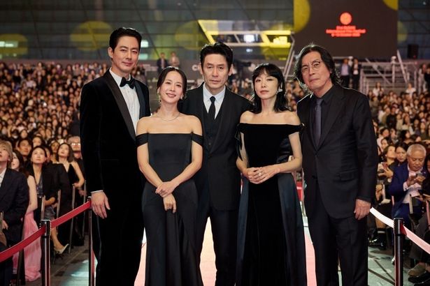 【写真を見る】第31回釜山国際映画祭のレッドカーペットを彩ったスターたちのファッションをご紹介！