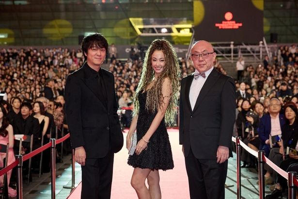 大胆なヘアスタイルで視線を集めた沢尻エリカ
