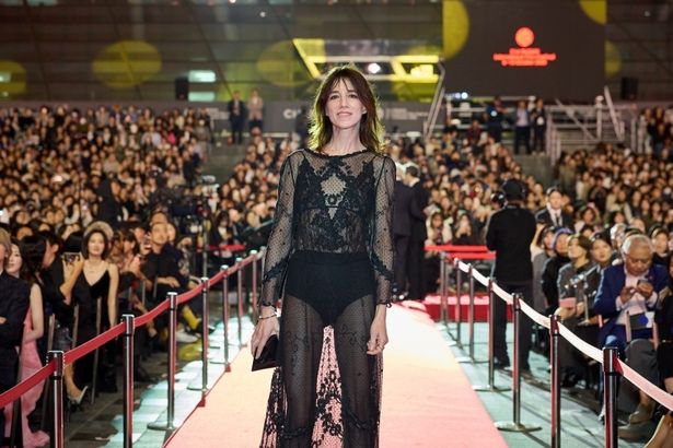 抜群の存在感を放つ装いで登場したシャルロット・ゲンズブール
