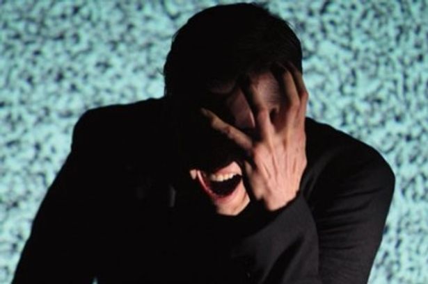 アンソニーは、怒りにさいなまれ、次第に鉄男と変身