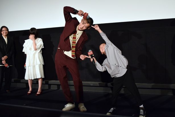 壇上でフュージョンを披露する小林丞之介と渋谷そらじ