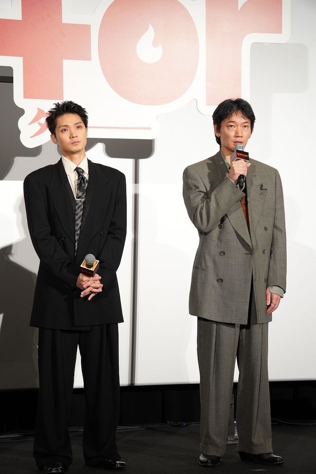 【写真を見る】磯村勇斗＆綾野剛、スーツスタイルで魅せる！