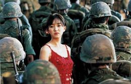 戦地に赴く妻スニを演じるスエ