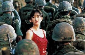 戦地に赴く妻スニを演じるスエ