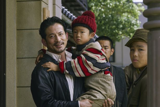 闇市で暮らすことを余儀なくされた子どもたちを、父親のような大きな愛で受け容れる新興ヤクザの組長、菊沢徹(岡田准一)