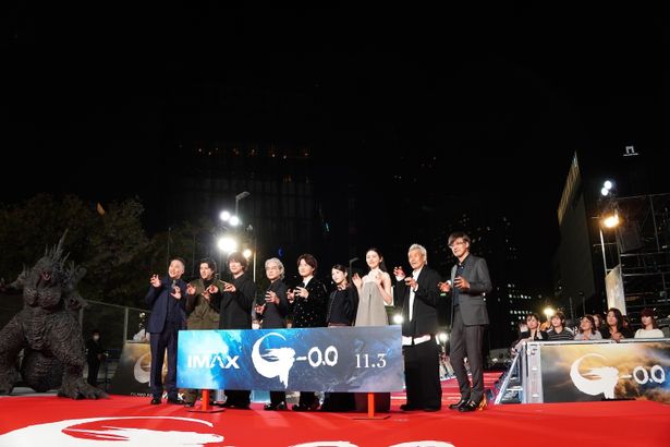 2メートルを超えるゴジラ像と共にフォトセッション