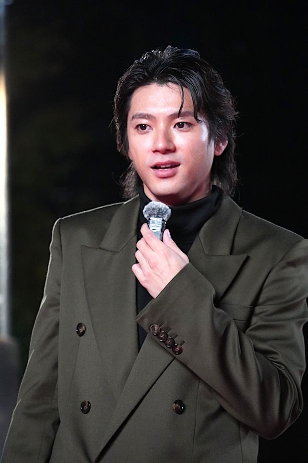 前作から続投し、水島四郎役を演じる山田裕貴