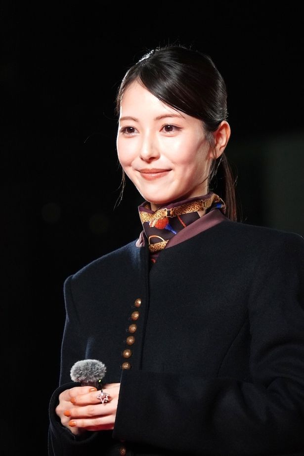 ヒロイン・敷島典子を演じる浜辺美波