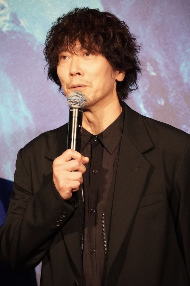 前作から続投し、秋津靜治役を演じる佐々木蔵之介
