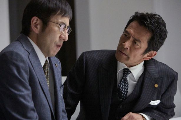 【写真を見る】内野聖陽が演じる主人公の藤堂繁が、部下の木下(矢柴俊博)に詰め寄る名シーン