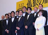役所広司 役所広司 炎天下のなかヒゲ面でドラマ撮影…通勤客も思わず止まっ