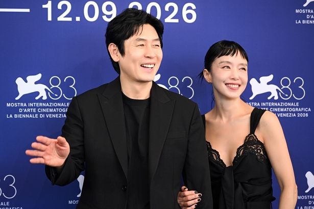 会社を解雇されたホソクと妻ミオクを演じるソル・ギョングとチョン・ドヨン