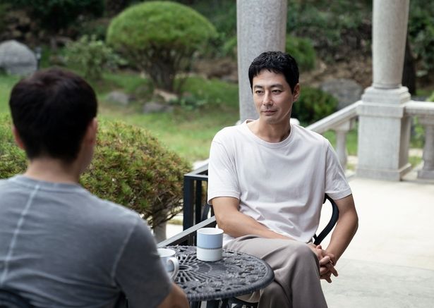 裕福な家で育ち、ITを駆使して膨大な金を稼ぐサンウ(チョ・インソン)