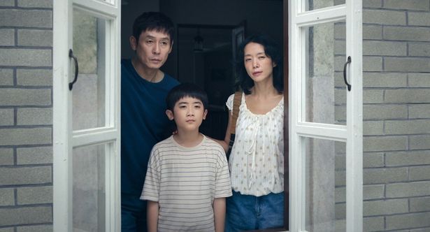 イェジの誘いで、ホソクとミオク一家はサンウの海辺の別荘を訪ねる