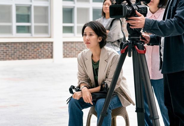 ドキュメンタリー映画監督のイェジ(チョ・ヨジョン)が工場の労働者たちにカメラを向ける