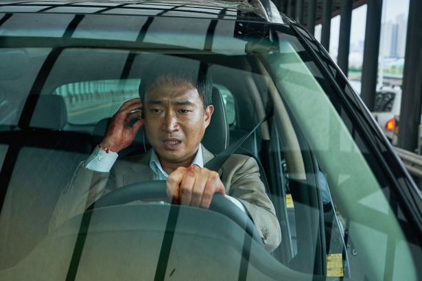 車に爆弾を仕掛けられ、絶体絶命に陥る男の運命を描く『ハード・ヒット 発信制限』