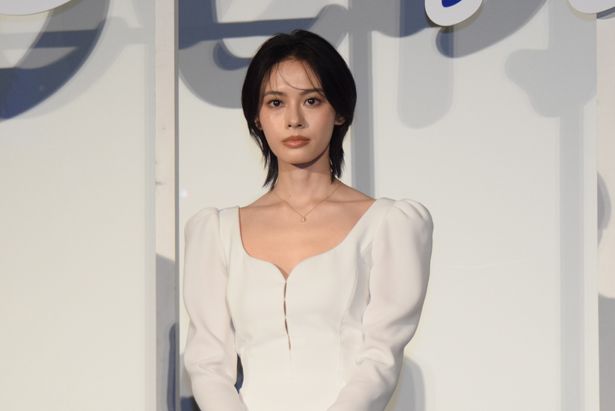 容姿端麗かつスマートな振る舞いから“王子”と呼ばれる女子高生・滝口宵役の安斉星来
