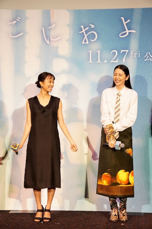【写真を見る】長澤まさみ、絵画のような個性的なプリントが施されたロングスカートで登場！