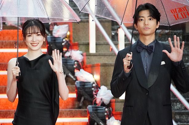【写真を見る】永野芽郁、伊藤健太郎と笑顔！レッドカーペットに登場した