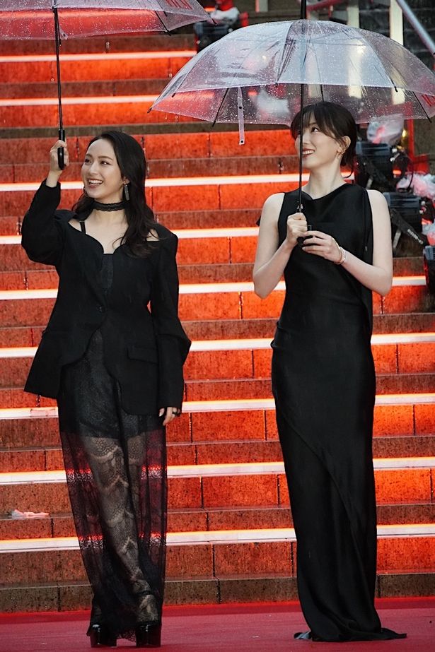 平祐奈は透け感が美しいドレスをセレクト