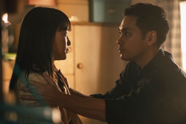 【写真を見る】竜二(柳楽優弥)が愛する女性まり子役に川栄李奈