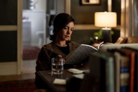アン・ハサウェイ演じる人気作家ヴェリティ・クロフォードが本を読む姿