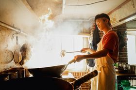 チョ・ウジン演じるソンテが営む中華料理店の看板メニューは“ジャージャー麺”！