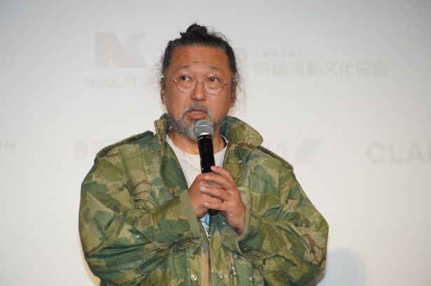 ポスターを描いたアーティストの村上隆