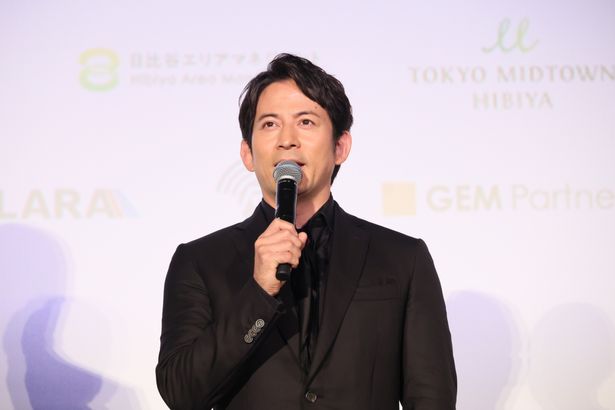 作曲家・中村八大を演じるために3カ月以上もピアノの練習に励んだという岡田