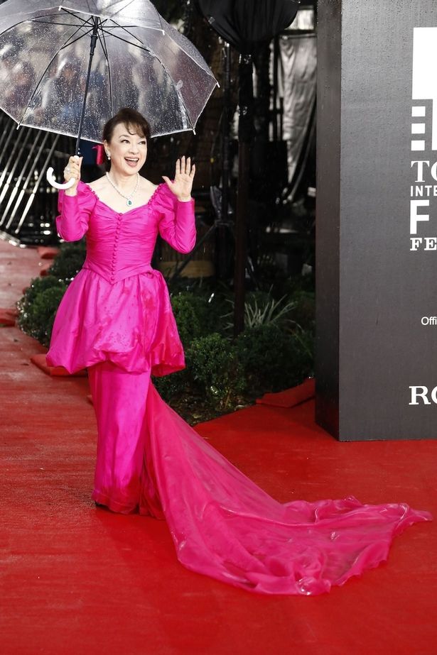 美しいトレーンドレスで、圧倒的な存在感を放ったジュディ・オング
